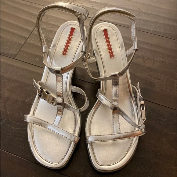 Bought but never worn beautiful
Prada Silver Leather kitten heels Size
38 1/2 - Picture 5 of 13